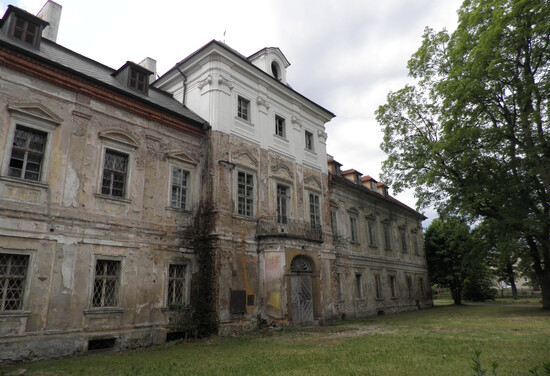 Dolní Lukavice, zámek. Pohled na část severního průčelí
