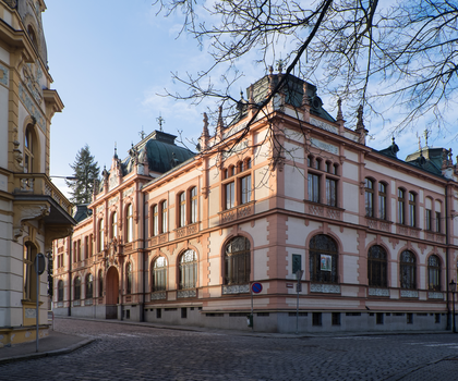 Klatovy, Vlastivědné muzeum Dr. Hostaše čp. 1/IV v Hostašově ul. V roce 2021 proběhla obnova fasád budovy za podpory Programu regenerace MPR a MPZ. (Foto Městský úřad Klatovy, Dana Šillarová, 2021)