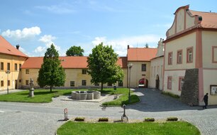 Horažďovice, zámecký areál, východní část od západu (foto S. Plešmíd, 2017)