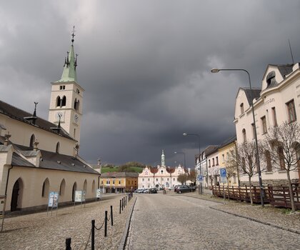 Kašperské Hory, pohled na náměstí od východu (foto P. Danda, 2022)