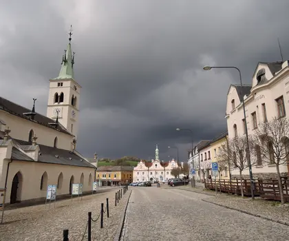 Kašperské Hory, pohled na náměstí od východu (foto P. Danda, 2022)