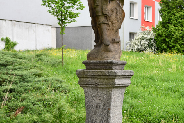 Klatovy, socha sv. Václava u kaple Zjevení Panny Marie, stav před restaurováním (foto V. Kovařík, 2022)