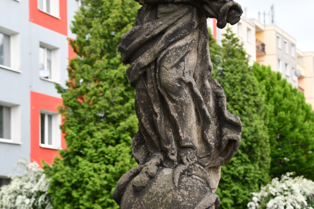 Klatovy, socha Immaculaty u kaple Zjevení Panny Marie, stav před restaurováním (foto V. Kovařík, 2022)