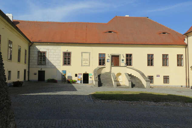 Horažďovice, areál zámku, pohled na západní průčelí východního křídla (foto D. Tuma, 2022)