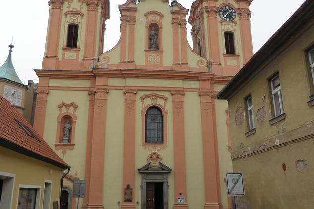kostel sv. Jana Nepomuckého, pohled z ulice Na Kaplance