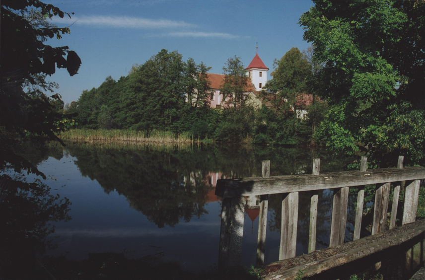 Těchonice, pohled přes stavidlo rybníka na kostel sv. Filipa a Jakuba. (foto poskytl Michal Votík, Regionální řemeslné muzeum Merklín)