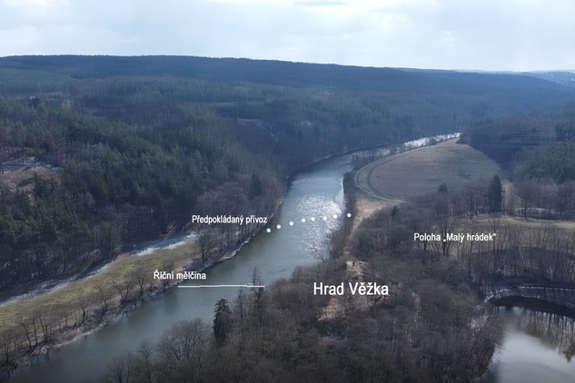 Pohled ve směru od vrchu Homolka na okolí hradu Věžka, s vyznačením prostorových vztahů ve vazbě na předpokládaný přívoz (foto J. Šneberk, 2021, zákres F. Kasl)