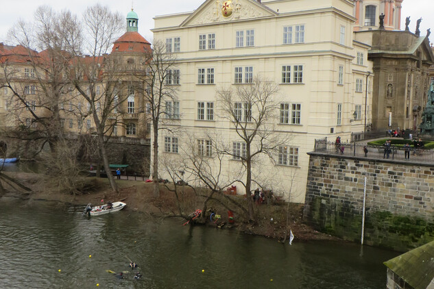 Potápěčský průzkum dna Vltavy u Karlova mostu 21. února 2016