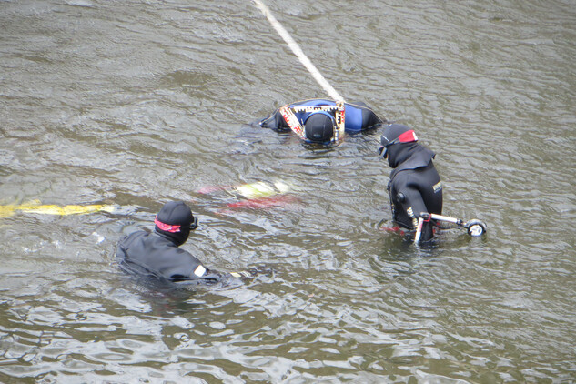 Potápěčský průzkum dna Vltavy u Karlova mostu 21. února 2016