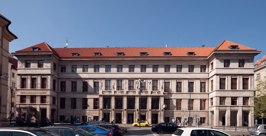 Hlavní průčelí Městské knihovny z let 1924–1928 od Františka Roitha (foto Martin Kohout) Hlavní průčelí Městské knihovny z let 1924–1928 od Františka Roitha (foto Martin Kohout)
