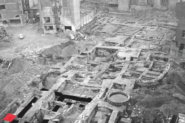 Celkový pohled na výzkum na staveništi OD Kotva; zdivo románského kostela s přístavbami bočních lodí – černě; hradba městského opevnění – červeně (foto Zd. Helfert, 1971)