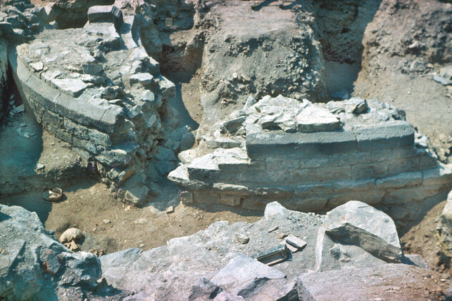 Odkryté zdivo románské apsidy zaniklého kostela sv. Benedikta (anonymní foto, 1971)