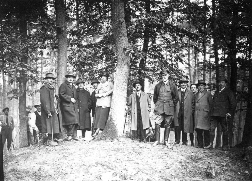 Tomáš Garrigue Masaryk na jedné z mnoha návštěv archeologického výzkumu mohyl v Lánské oboře (© ARÚ Praha). Tomáš Garrigue Masaryk na jedné z mnoha návštěv archeologického výzkumu mohyl v Lánské oboře (© ARÚ Praha).