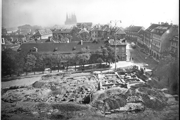 Loretánské náměstí. Celkový pohled na plochu výzkumu v letech 1934-1936 (© ARÚ Praha).