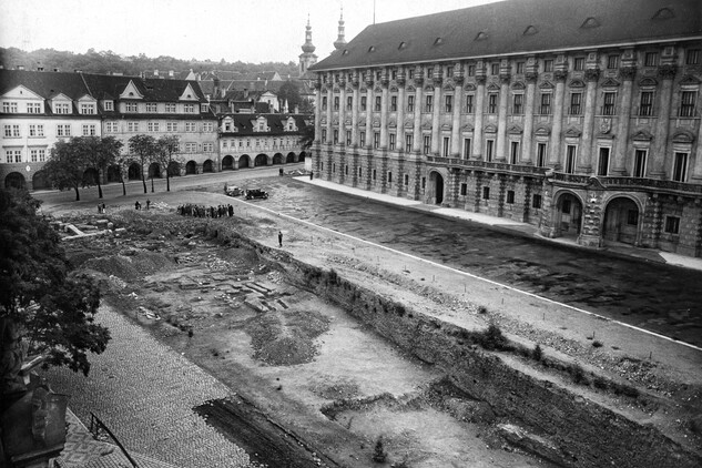 Loretánské náměstí. Celkový pohled na zkoumanou plochu v roce 1935. Foto T. Vojta, Památkový sbor (© ARÚ Praha).