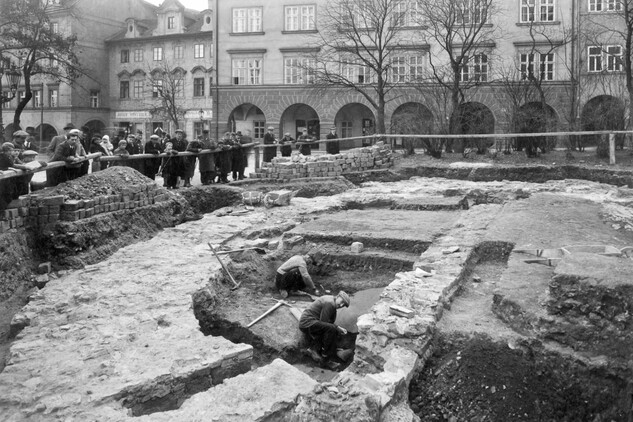 Loretánské náměstí. Odkryv kaple sv. Matouše v roce 1934 v jižní části náměstí. Foto T. Vojta, Památkový sbor (© ARÚ Praha).