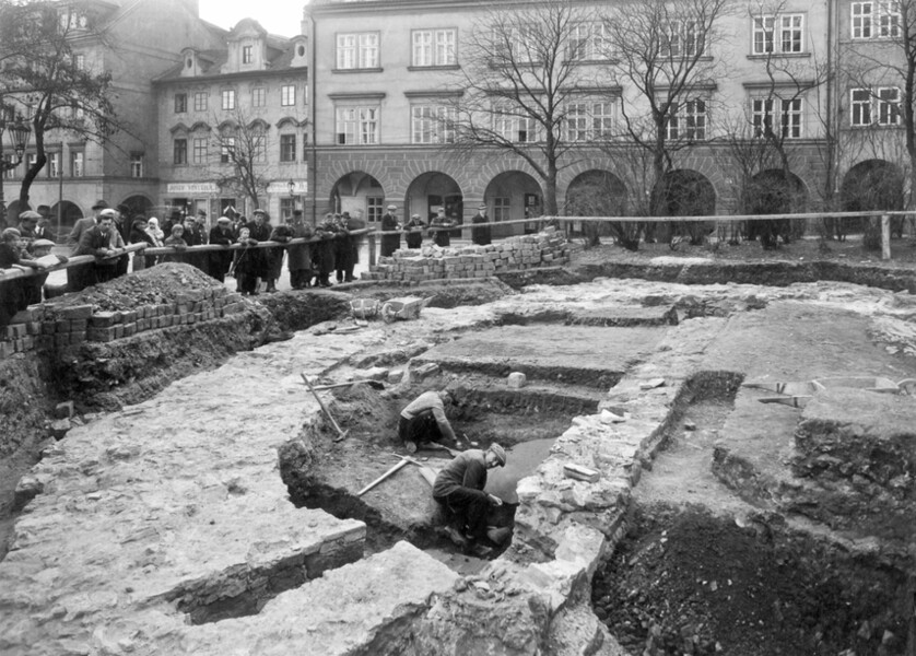 Loretánské náměstí. Odkryv kaple sv. Matouše v roce 1934 v jižní části náměstí. Foto T. Vojta, Památkový sbor (© ARÚ Praha).