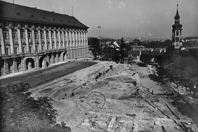 Loretánské náměstí. Celkový pohled na zkoumanou plochu v roce 1935 (© ARÚ Praha).