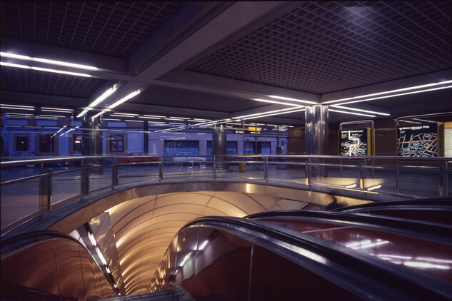 Linka metra B, stanice Národní třída, 80. léta 20. století, původní nadzemní vestibul před přestavbou v letech 2012-2014 (archiv Metrostavu)