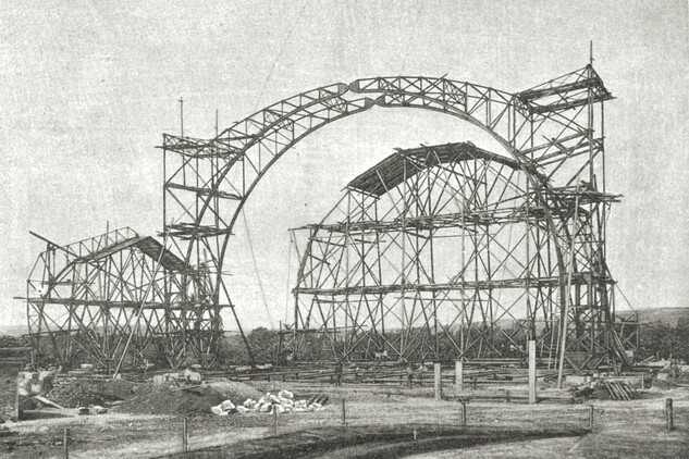 Montáž ocelového Průmyslového paláce na anonymní fotografii z 23. srpna 1890.