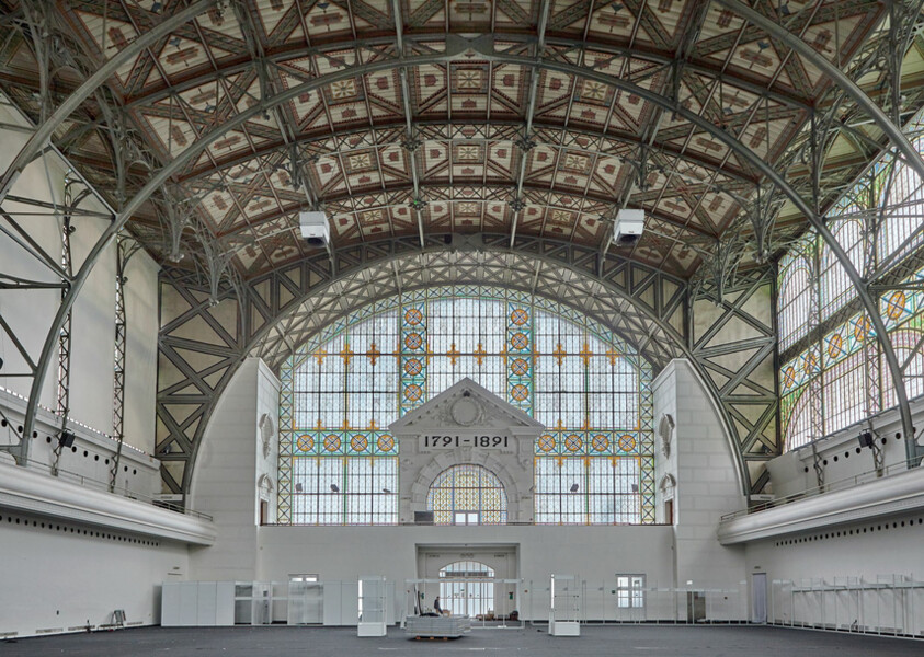 Současný stav interiéru střední části Průmyslového paláce směrem k severnímu průčelí, kde se dochoval původní portál s letopočty „1791–1891“ (foto Ondřej Němec, 2014).