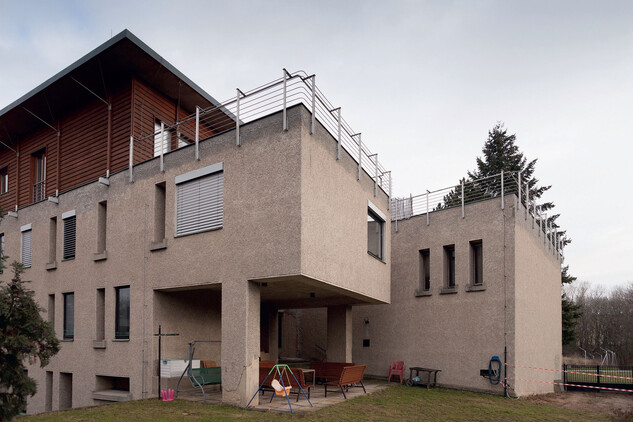 Jižní fasáda kobyliského kostela ČCE U Jákobova žebříku z roku 1971 s přístavbou 3. nadzemního podlaží z roku 1999 (foto Matyáš Kracík, 2018). 