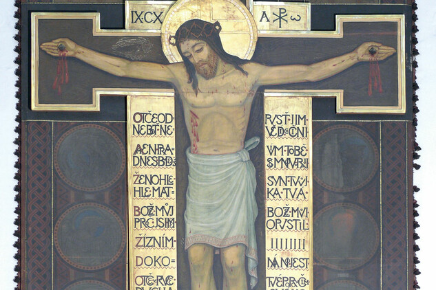 Beuronský, původně misijní kříž z roku 1915 od Pantaleona Majora, od roku 1924 součást Gobelínového oltáře v kostele sv. Antonína Paduánského v pražských Holešovicích (foto Josef Hájek, 2008).