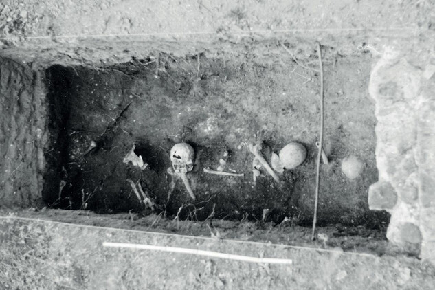 Sondáž na hřbitově v Kyjích při archeologickém výzkumu v roce 1995 (foto K. Krhánková, 1995).