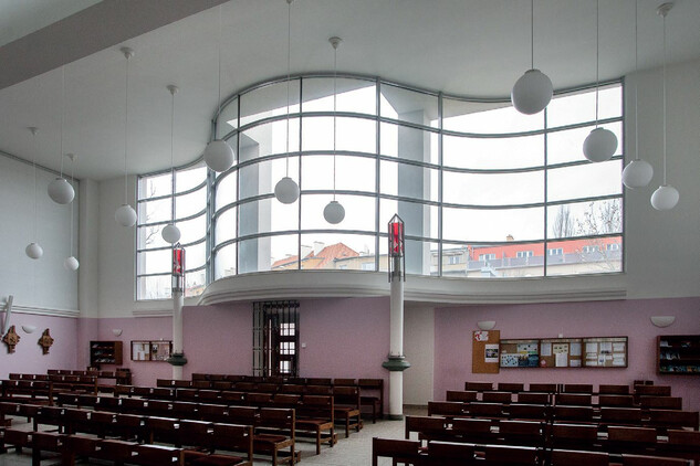 Přístavba kobyliského katolického kostela sv. Terezie od Dítěte Ježíše se zvlněnou prosklenou stěnou (foto Matyáš Kracík, 2018).
