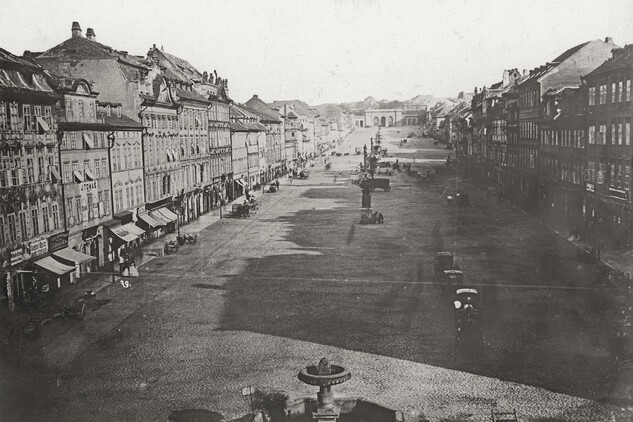 Fotografie Václavského náměstí od Můstku ke Koňské bráně kolem roku 1870 nasnímaná Františkem Fridrichem ukazuje původní historický barokní charakter náměstí, než se změnilo během následujících dvaceti let ve velkoměstský bulvár (Ústav dějin umění AV ČR, inv. č. 004268).