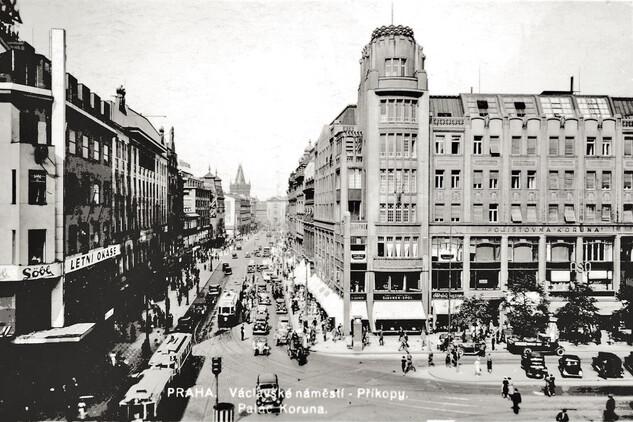 Nároží Václavského náměstí a Příkopů na snímku V. Čermáka kolem roku 1930 již prošlo důslednou velkoměstskou proměnou, která se zde v prvních desetiletích 20. století odehrála díky monumentální novostavbě paláce Pojišťovny Koruna (Archiv hl. m. Prahy, Sbírka fotografií, sign. I 1502).