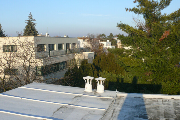 Výhled ze střechy Poláčkovy vily severovýchodním směrem, v popředí Sukova vila (únor 2017)
