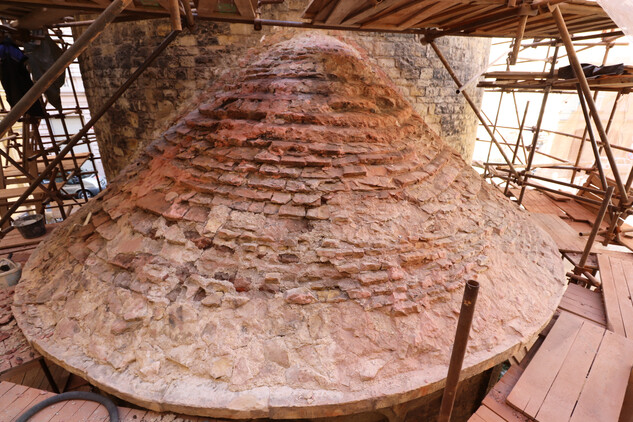 Rotunda sv. Kříže, výměna střešní krytiny na apsidě, kde se již objevuje původní románská krytina po celé ploše, 12. 5. 2022