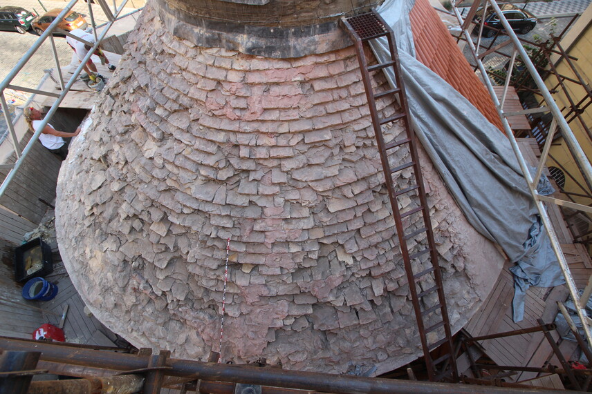 Rotunda sv. Kříže, celkový pohled na odkrytou románskou opukovou krytinu na západní části střechy lodi, 22. 7. 2022 Rotunda sv. Kříže, celkový pohled na odkrytou románskou opukovou krytinu na západní části střechy lodi, 22. 7. 2022