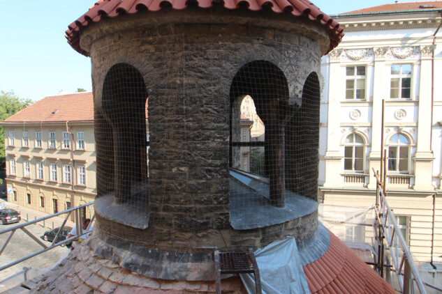 Rotunda sv. Kříže, lucerna s odkrytou románskou opukovou krytinou na střeše lodi, 22. 7. 2022