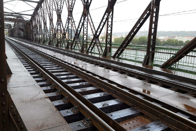 Železniční most na Výtoni v Praze pod Vyšehradem