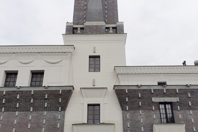 Jižní bok věže-zvonice kostela Nejsvětějšího Srdce Páně na Vinohradech, 11. 5. 2023