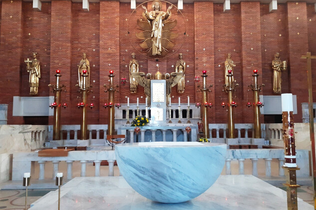 Oltářní menza a za ní presbytář kostela Nejsvětějšího Srdce Páně na Vinohradech, 11. 5. 2023