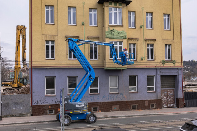 Dům čp. 1123, Smíchov, Nádražní 12, pokus o sejmutí fasádní výzdoby 21. března 2024 (© Martin Frouz)