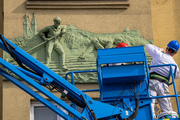 Pokus o sejmutí reliéfu s voraři na fasádě čp. 1123, Smíchov, Nádražní 12, 21. března 2024 (© Martin Frouz)