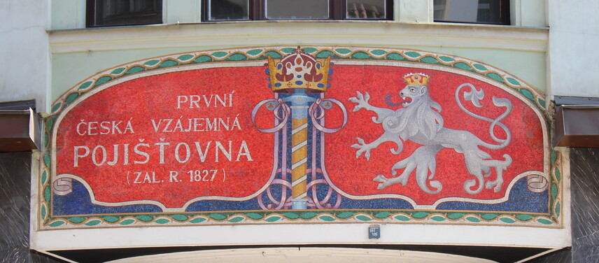 Skleněná mozaika s výrazným nápisovým polem a státním znakem nad hlavním vchodem čp. 76 (2012) Skleněná mozaika s výrazným nápisovým polem a státním znakem nad hlavním vchodem čp. 76 (2012)