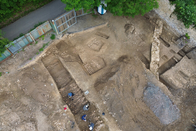 Kromě individuálních a liniového hrobu byla odkryta i skupina čtyř společných hrobů východo-západní orientace obsahujících těla čtyř a více jedinců (foto Egon Ditmar, 11. 6. 2025).