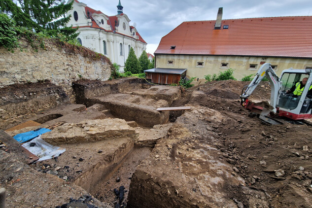 Nejsevernější část zkoumané plochy s odhaleným lícem středověké ohradní zdi (foto Egon Ditmar, 26. 5. 2025).