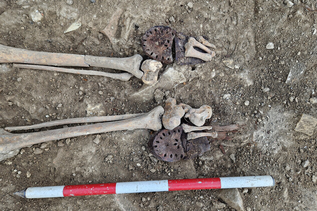 Hrob H21, vojenské boty v původní poloze (foto Egon Ditmar, 14. 5. 2025).