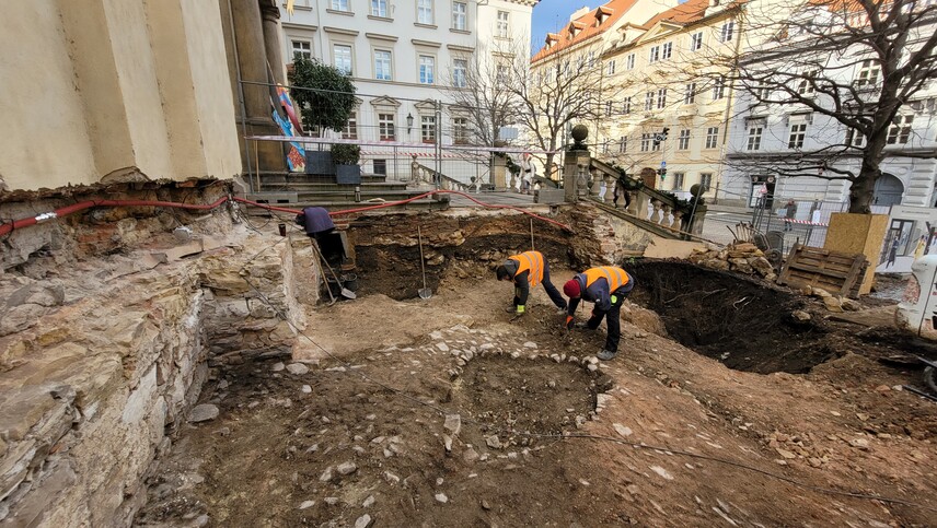 Prostor vstupní rampy do kostela Panny Marie Vítězné v Karmelitské ulici. Pohled na plochu archeologického výzkumu v době odkrývání 400 let staré dlažby | © NPÚ, foto J. Havrda, 2024