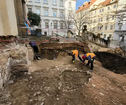 Prostor vstupní rampy do kostela Panny Marie Vítězné v Karmelitské ulici. Pohled na plochu archeologického výzkumu v době odkrývání 400 let staré dlažby | © NPÚ, foto J. Havrda, 2024