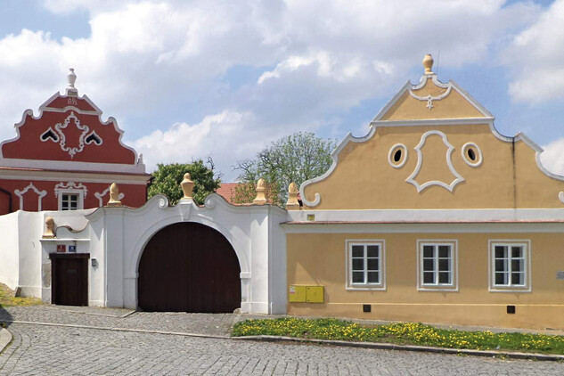 Barokní statek Vraných ve Starých Bohnicích, depozitář a detašované pracoviště odboru archeologie NPÚ Praha | © NPÚ