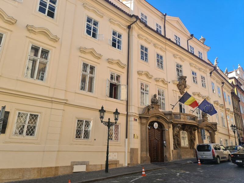 Obnovená fasáda Morzinského paláce v Nerudově ulici na Malé Straně, sídla Velvyslanectví Rumunska, září 2025
