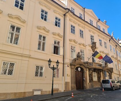 Obnovená fasáda Morzinského paláce v Nerudově ulici na Malé Straně, sídla Velvyslanectví Rumunska, září 2025