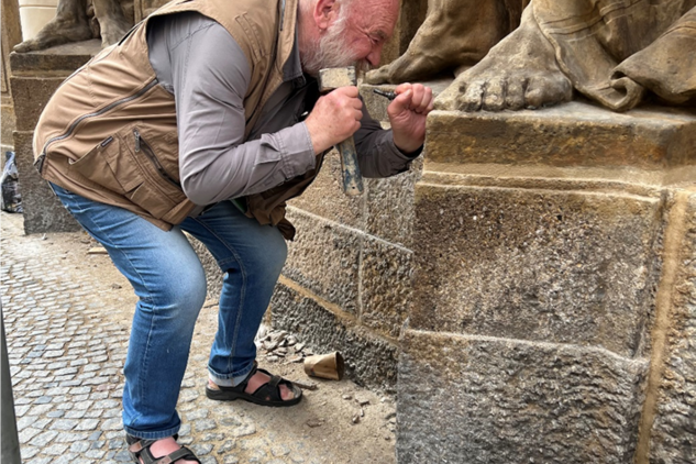 Restaurátor a sochař Vojtěch Adamec dokončuje poslední úpravy obnoveného soklu mouřenína v parteru Morzinského paláce